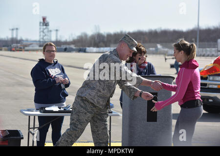 Kol. Kevin Doyle, Kommandant der Ohio Air National Guard 180. Fighter Wing, präsentiert einen Läufer mit einer Auszeichnung für den Gewinn ihrer Altersklasse in der ich glauben ich kann fliegen, 5K im Toledo Express Airport 9. April 2017 in Swanton, Ohio. Die 180FW beteiligt sich an Community-Events, zurückzugeben und pflegen eine enge Beziehung mit der Ohio-Gemeinschaft. Das Rennen bietet jetzt in seinem dritten Jahr Läufer aller Altersgruppen, die seltene Gelegenheit, eine einzigartige Lauf auf den Rollwegen von Nordwesten Ohios ganz eigene 180FW, aber auch die Förderung des Bewusstseins und Beschaffung von Mitteln zugunsten unserer Veteranen, die geben verwendet Stockfoto