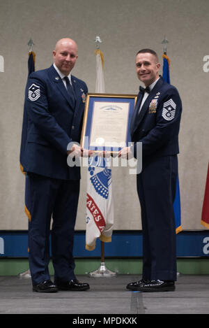 Master Sgt. Aaron W. Vanallen, First Sergeant für die 123 Gruppe wurde als der erste Sergeant des Jahres von Chief Master Sgt. Ray Dawson, der 123 Wing command Chief, der Soldat und der Flieger des Jahres Bankett im Kentucky weit und Exposition Center, Louisville, Ky. Am 4. März 2017. Die Gewinner wurden für ihre Führung und Leistung in ihrer primären Aufgaben ausgewählt, Hingabe, sich selbst zu verbessern, und die Basisstation und die Einbeziehung der Gemeinschaft. (U.S. Air National Guard Foto: Staff Sgt. Joshua Horton) Stockfoto