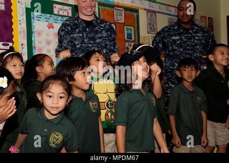 170213-N-FT 178-078 SAIPAN, Nördliche Marianen (Feb. 13, 2017) ein Student an einer Saipan Volksschule trägt ein ticonderoga-Klasse geführte-missile Cruiser USS Lake Champlain (CG57) Befehl Ball Cap während einer Community Outreach Projekt. Lake Champlain ist in regelmäßigen Western Pacific Bereitstellung mit der Carl Vinson Carrier Strike Group als Teil der US-Pazifikflotte-Initiative die Befehls- und Steuerfunktionen der USA 3 Flotte in der Indo-Asia zu verlängern - Pazifik Region. Navy Flugzeugträger Streik Gruppen haben die Indo-Asia - Pazifik regelmäßig und routinemäßig für m patrouillierten Stockfoto