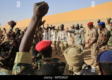 Die tschadische Armee Soldaten nach einer motivierenden Rede von Brig gegeben wurde. Gen. Abdou Idriss Sorgounon in Faya-Largeau, Tschad März 3, 2017 als Teil der Musketen 17. Flintlock ist eine jährliche Übung spezielle Operationen, an denen mehr als 20 nation Kräfte, stärkt Sicherheit Institutionen, fördert den internationalen Austausch von Informationen, und entwickelt die Interoperabilität zwischen den Partnerländern Nation in Nord- und Westafrika. (Armee Foto von Sgt. Derek Hamilton) Stockfoto