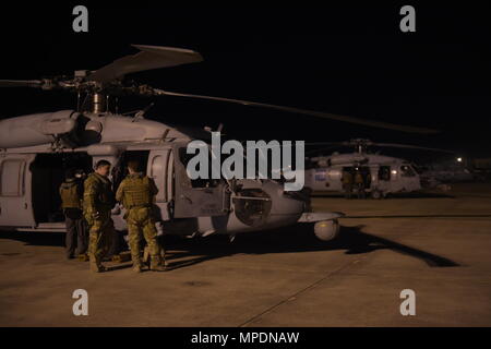 U.S. Navy aircrew zugeordnet Hubschrauber Meer Combat Squadron fünf für eine Ausbildung Flug auf MH-60S Seahawks bei Emerald Krieger17 am Hurlburt Field, Fla.,, 4. März 2017 vorzubereiten. Emerald Krieger ist ein US Special Operations Command Übung während der Joint Special Operations Forces Zug zu verschiedenen Bedrohungen im gesamten Spektrum der Konflikt zu reagieren. (U.S. Air Force Foto von Technischen Sgt. Barry Loo) Stockfoto