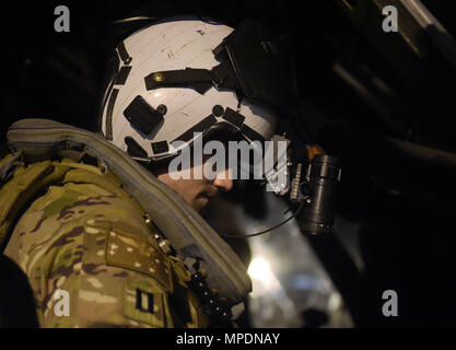 Ein U.S. Navy Pilot Hubschrauber Meer Combat Squadron 5 zugewiesen, für eine Ausbildung Flug an Bord eines MH-60S Seahawk während Emerald Krieger17 am Hurlburt Field, Fla.,, 4. März 2017 vorzubereiten. Emerald Krieger ist ein US Special Operations Command Übung während der Joint Special Operations Forces Zug zu verschiedenen Bedrohungen im gesamten Spektrum der Konflikt zu reagieren. (U.S. Air Force Foto von Technischen Sgt. Barry Loo) Stockfoto