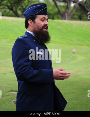 .S. Air Force 1 Lt Abgabe Pekar, Rabbiner Kaplan auf der Nellis Air Force Base, Nev zugewiesen, führt den Grabstein Austausch Zeremonie an der Nationalen Gedenkstätte Friedhof der Pazifik, von Personalsgt zu ehren. Jack Weiner, U.S. Army Air Forces, 28.02.2017. Weiner starb 1945 bei einem Luftangriff in Japan und war ursprünglich mit einem Tombstone mit einem christlichen Kreuz anstelle der geforderten David Stern beigesetzt. (U.S. Air Force Foto von Tech. Sgt. Heather Redman) Stockfoto