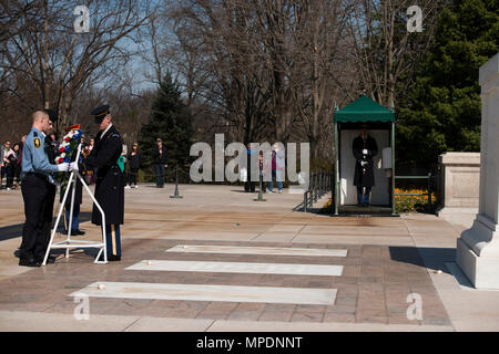 Die verschiedenen Programme der Pfadfinder von Amerika, Pfadfinder, einen Kranz am Grabmal des Unbekannten Soldaten in Arlington National Friedhof, 6. März 2017 in Arlington, Virginia. Eine Delegation von Pfadfinderinnen und Pfadfinder Führung kommen nach Washington, D.C., jedes Jahr im Rahmen eines Berichts an die Sprecherin des US-Repräsentantenhauses, die als Teil unseres Kongresses Charta erforderlich ist. (U.S. Armee Foto von Rachel Larue/Arlington National Cemetery/freigegeben) Stockfoto