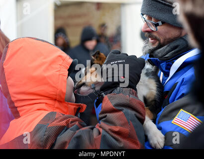 Dem zeremoniellen Start auf der 45. jährlichen Iditarod Trail Sled Dog Race war gehostet bei Anchorage, Alaska, 4. März 2017. Für 11 Meilen, mehr als 1.150 Hunde zog 72 Musher für den Tag laufen zu Campbell Airstrip. (U.S. Air Force Foto von Airman 1st Class Javier Alvarez) Stockfoto