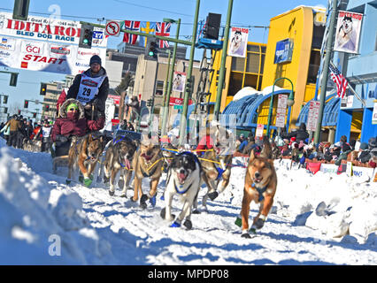 Dem zeremoniellen Start auf der 45. jährlichen Iditarod Trail Sled Dog Race war gehostet bei Anchorage, Alaska, 4. März 2017. Für 11 Meilen, mehr als 1.150 Hunde zog 72 Musher für den Tag laufen zu Campbell Airstrip. (U.S. Air Force Foto von Airman 1st Class Javier Alvarez) Stockfoto
