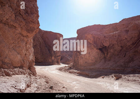 Im zickzack Straße im Death Valley (Valle de La Muerte oder Valle de Marte) in der Atacama-wüste, Chile. Stockfoto