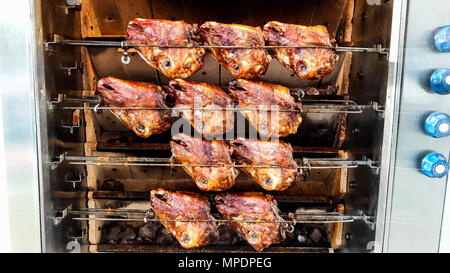 Kuzu Kelle/Gebackenes Lamm Köpfe im Ofen bei Street. türkisches Essen Konzept. Stockfoto