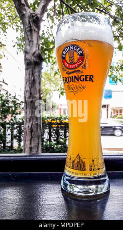 Türkei, Istanbul - Dezember 29, 2016: Erdinger Bier Glas im Garten der Pub. redaktionelle Inhalte. Stockfoto