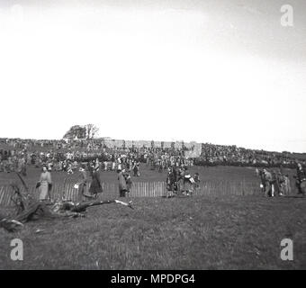 1951, große Massen von Zuschauern an der Bramham horse trials, in Bramham Park, Wetherby, Yorkshire, England, UK, einen großen Outdoor reiterfall. Stockfoto