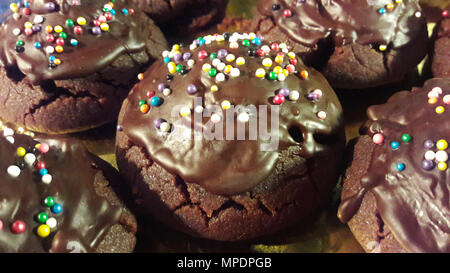 Schokolade Cookies mit bunten Süßigkeiten Stücke im Coffee Shop Stockfoto