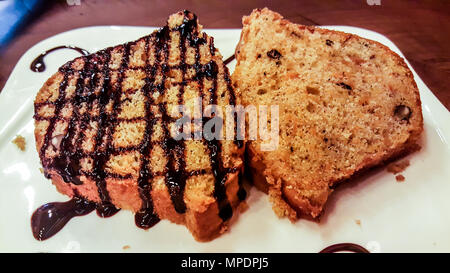 Karottenkuchen mit Schokoladensauce im Cafe. (Cafe-Konzept) Stockfoto