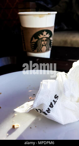 Türkei, Istanbul - Januar 29, 2017 Starbucks Serviette und leere weiße Platte mit Kaffee Tasse backround. Fast food Konzept Stockfoto