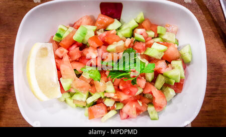 Türkische Chupan salata oder Schäferhunde in weiße Schüssel Salat im Restaurant Stockfoto