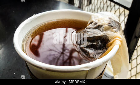 Teebeutel in Papier oder Plastik Tasse fast food Konzept. Stockfoto