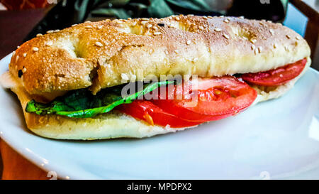 Mozarella Sandwich mit Tomaten und grünen fast food Konzept. Stockfoto