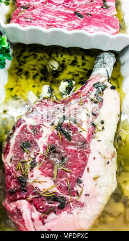 Saftige Raw Kalbskotelett mit Gruenen und Olivenöl zu Metzger. Ökologische Lebensmittel Stockfoto