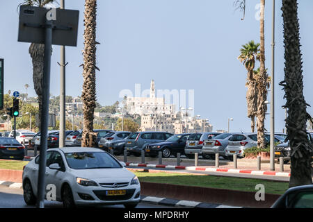 Tel Aviv, Israel - 15. Mai 2018: Blick von der Uferpromenade in Tel Aviv in die historische Altstadt von Jaffa, Israel. Stockfoto