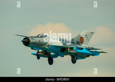 Rumänische Air Force Mikoyan Gurevich MiG-21 Lancer fighter Jet plane, Landung. Sowjetische Ära des Kalten Krieges Flugzeuge, die noch im Service mit Rumänien Stockfoto