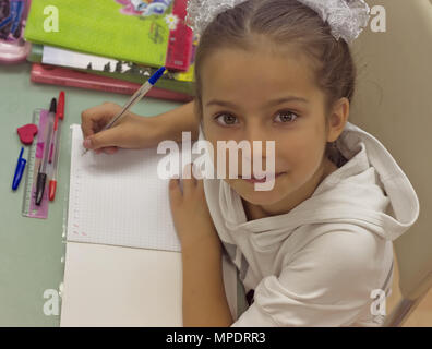 Erster Sortierer Mädchen schreibt ein Stift im Notebook Stockfoto
