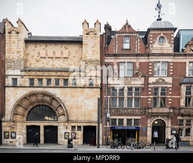 Whitechapel Gallery und der U-Bahnstation Aldgate East Stockfoto