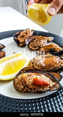 Türkische gefüllte Muscheln mit Zitrone/Midye Dolma. Street Food Stockfoto