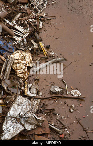 Berge von Schrott - vorwiegend Metalle. Unternehmen, die für die Sammlung der Schrott. Abfälle aus Industrie und Haushalt Stockfoto