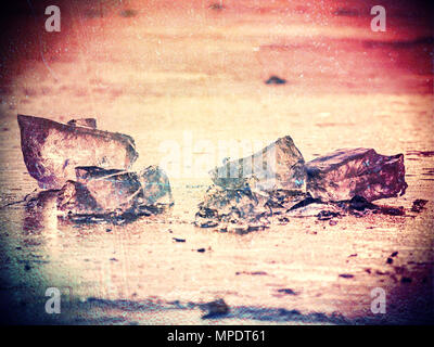 Abstrakte Wirkung. Detail Ansicht in ein Ice auf tiefe Kratzer und Risse. Cut Scholle gegen den Abendhimmel und Suchscheinwerfer. Stockfoto