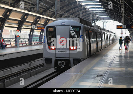 Indien, Neu-Delhi, die U-Bahn an Ramakrishna Ashram Rn U-Bahn-Station. Stockfoto