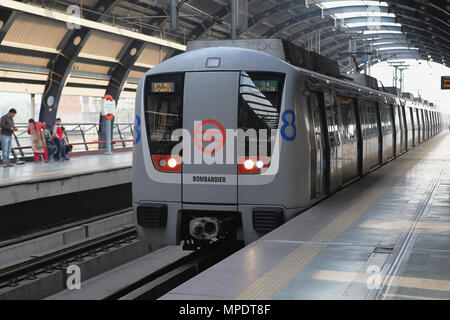 Indien, Neu-Delhi, die U-Bahn an Ramakrishna Ashram Rn U-Bahn-Station. Stockfoto