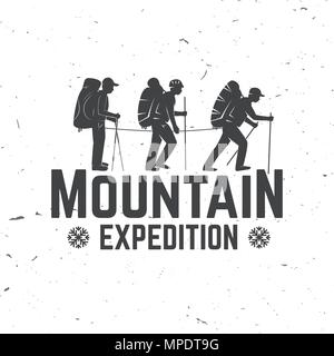 Berg Expedition Abzeichen. Vector Illustration. Konzept für Hemd oder Logo, Print, Stempel oder T-Stück. Vintage Typografie Design mit Bergsteiger Silhouette Stock Vektor