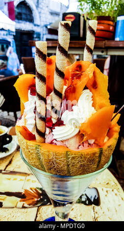 Melone mit Eis und waffelröllchen. Sommer Konzept. Stockfoto