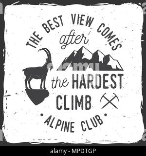 Die beste Aussicht kommt nach dem härtesten klettern. Alpine Club Abzeichen. Vintage Typografie Design mit Eispickel, Klettern Ziege und Berg Silhouette. Ou Stock Vektor