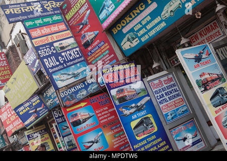 Indien, Neu-Delhi, Advetisement Boards und Werbetafeln für Travel Services in der paharganj Stadtteil von Delhi. Stockfoto