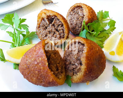 Icli Köfte/Gekochte kibbeh/Quibe/gefüllte Frikadellen Falafel. Traditionelle Speisen. Stockfoto