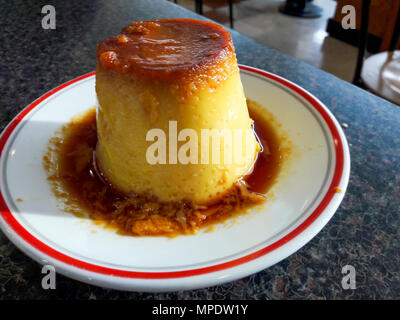 Creme Caramel Dessert im Restaurant (Tageslicht). Traditionelle Speisen. Stockfoto