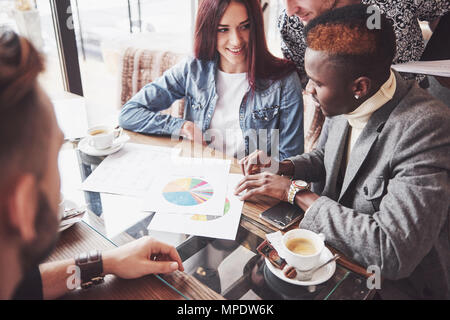 Gruppe von leger gekleidete Geschäftsleute Diskutieren von Ideen. Kreative Fachleute, die sich für die Themen des neuen erfolgreicher Start-Projekts zu besprechen. Teamwork Brainstorming Konzept Stockfoto