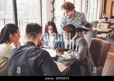 Gruppe von leger gekleidete Geschäftsleute Diskutieren von Ideen. Kreative Fachleute, die sich für die Themen des neuen erfolgreicher Start-Projekts zu besprechen. Teamwork Brainstorming Konzept Stockfoto