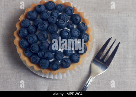 Törtchen mit frischen Blaubeeren auf einer hölzernen Hintergrund Stockfoto