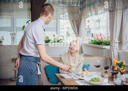 Frau Kunde bestellen Cappuccino oder Espresso an der Bar im Restaurant Stockfoto