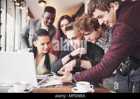 Gruppenbild von fröhlichen alten Freunden kommunizieren miteinander, Freundin posiert auf Café, Urban-Style-Leute, die Spaß, Konzepte über Jugend Zweisamkeit Lebensstil. WLAN verbunden Stockfoto