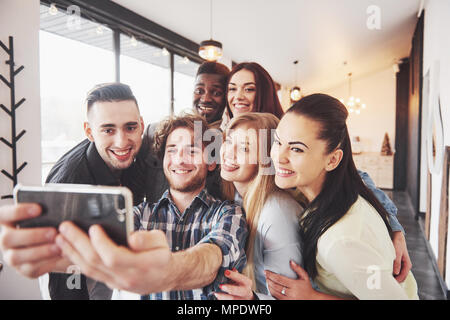 Gruppenbild von fröhlichen alten Freunden kommunizieren miteinander, Freundin posiert auf Café, Urban-Style-Leute, die Spaß, Konzepte über Jugend Zweisamkeit Lebensstil. WLAN verbunden Stockfoto
