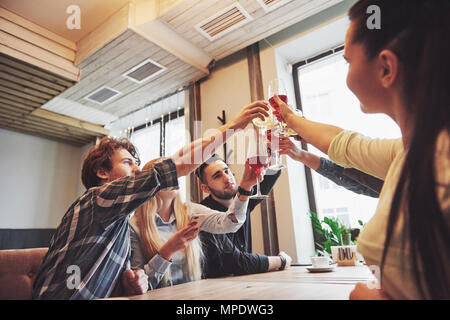 Hände von Menschen mit Gläser Whisky oder Wein, Feiern und Toasten zu Ehren der Hochzeit oder andere Feier Stockfoto