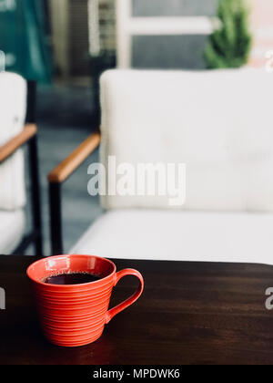 Frisch gebrühter Dämpfen Filter Kaffee in Rot Schale im Cafe Shop. Beverage Konzept. Stockfoto