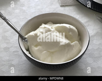 Hausgemachte Joghurt in Keramik Schüssel. Ökologische Lebensmittel. Stockfoto