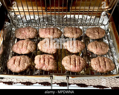 Türkische gegrillte Fleischklößchen Köfte oder Kofta/Mangal. Traditionelle Speisen. Stockfoto