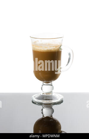 Kaffee Latte oder Caffe Latte in tall Latte Gläsern mit gedeckten Tisch Stockfoto