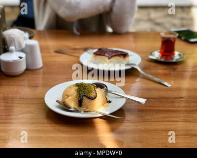 Grieß Nachtisch mit Eis/irmik helvasi / Halva. Traditionelle Dessert. Stockfoto