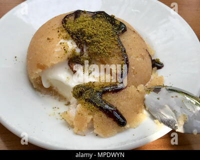 Grieß Nachtisch mit Eis/irmik helvasi / Halva. Traditionelle Dessert. Stockfoto