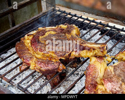 Spanisch Rindfleisch Chuleton, die auch als Knochen Ribeye Steak, Cowboy Steak bekannt, Prime Rib Steak oder Kalbskotelett auf der Holzkohle Grill. Stockfoto